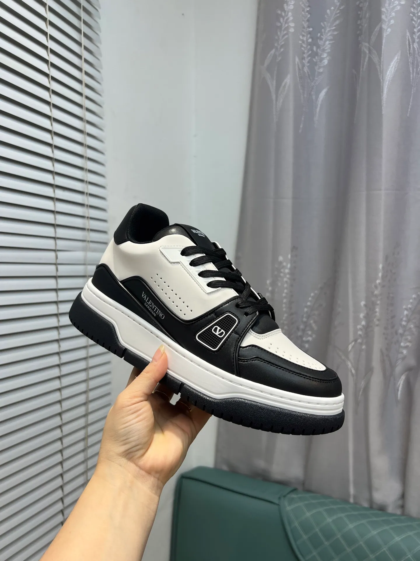 Men's Men's Shoes 💰660 Valentino 2023 early autumn new star shoes are now online! Wang Hedi and Ren Jialun have been worn by many celebrities. Who can refuse the same couple shoes as Wang Hedi! The design of Stars Stab My Heart is cool and spicy. The material of the shoes is cowhide, and every color is beautiful! Size 35-40, men’s size 39-44 (women’s 41, men’s 38, 45🉑️customized)